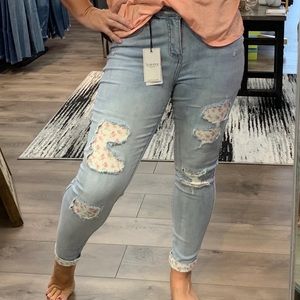 NWT JUDY BLUE FLORAL PATCH JEANS